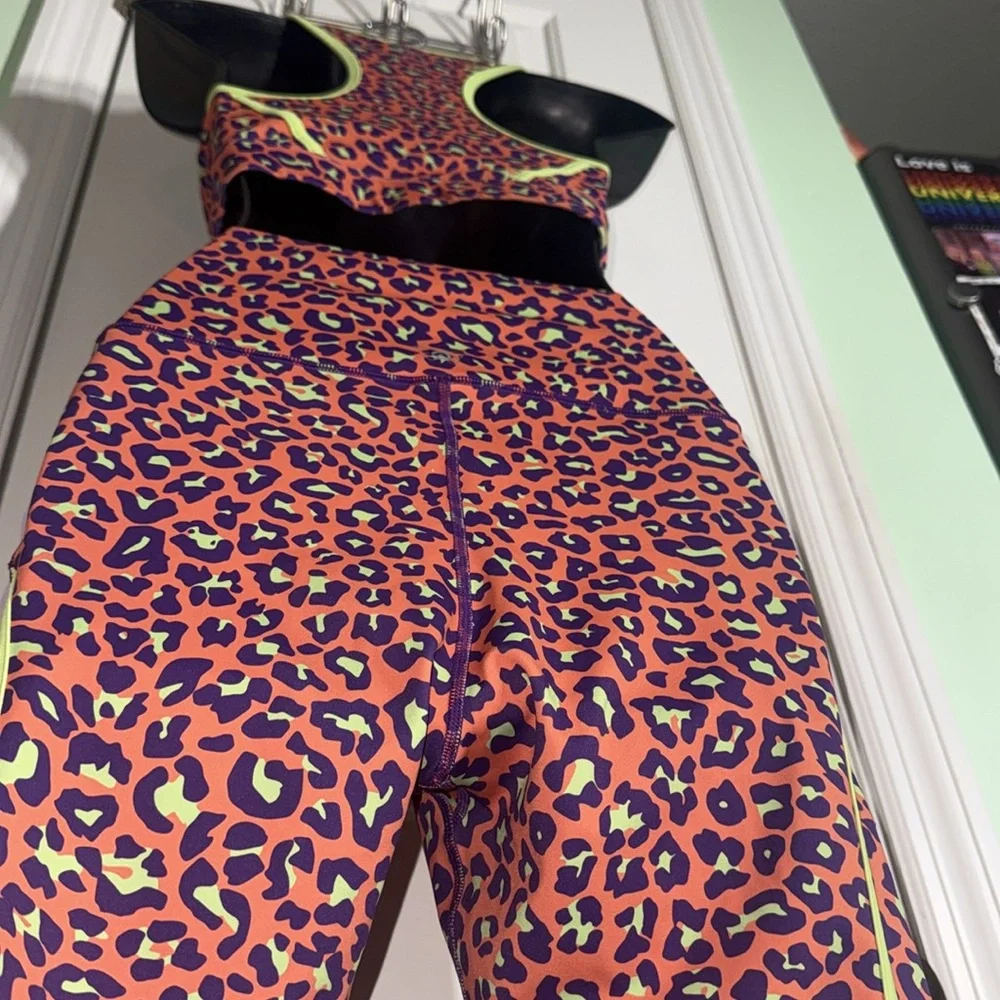 Peloton x Brittany Allen Neon Leopard Print Sports Activewear Set Size Medium - Picture 13 of 15